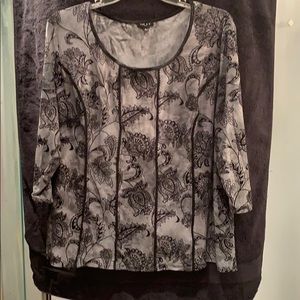 Ladies top, 3/4 length sleeves.